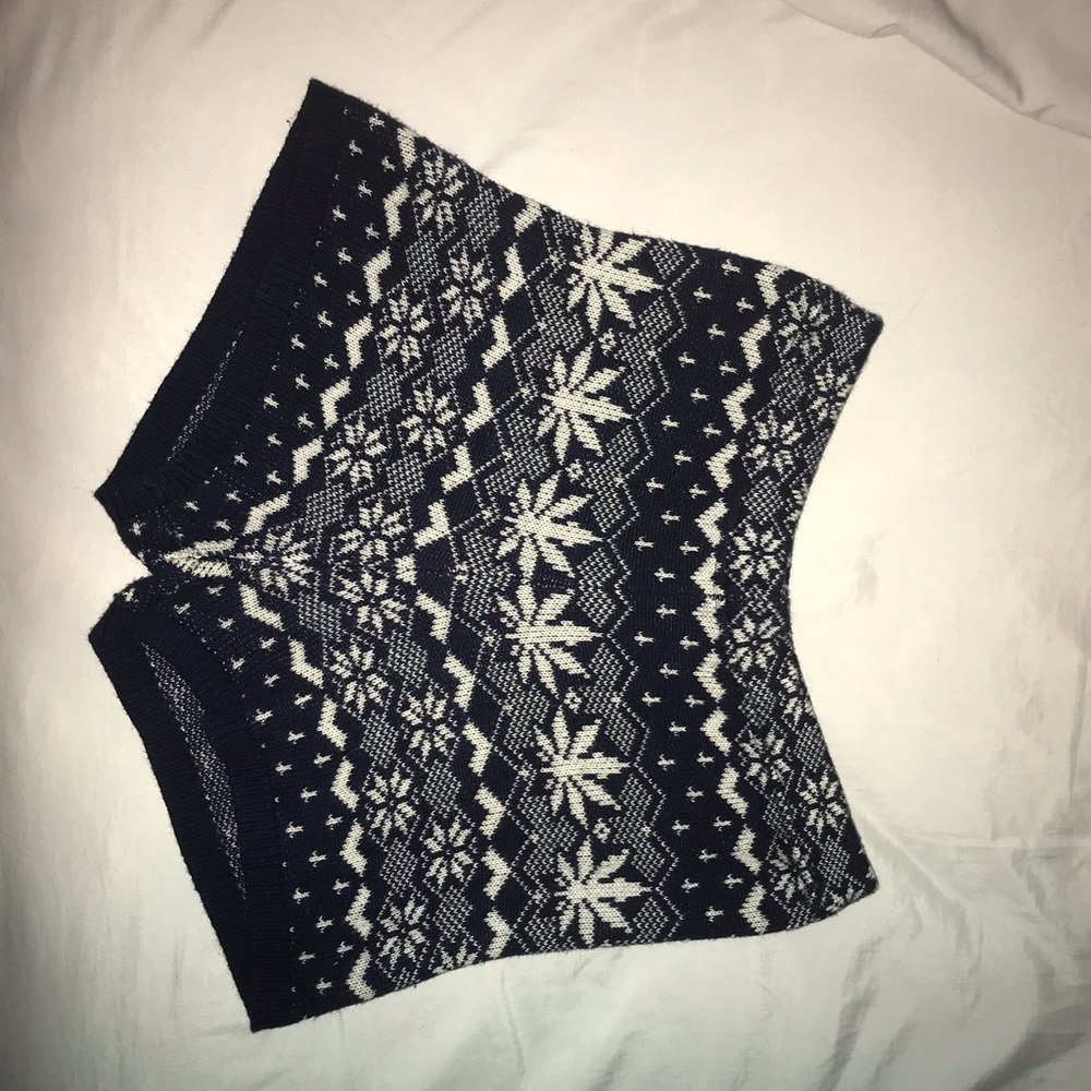 Blue/White BDG winter sweater shorts ❄️ M